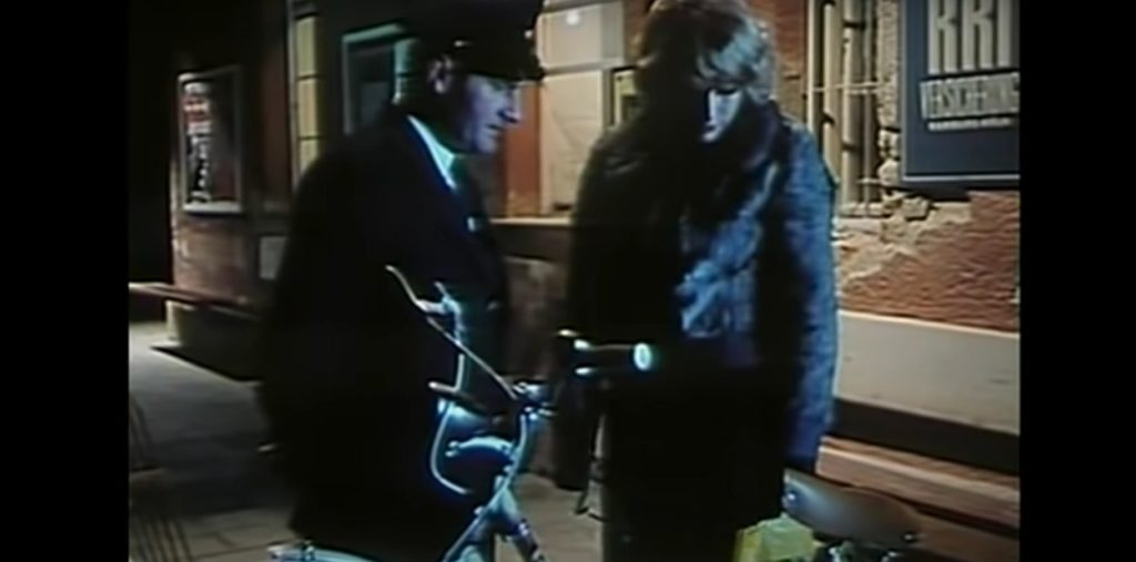 Ellen Theiss avec le chef de gare dans l'épisode "Chemin à travers bois" de l'Insptecteur Derrick