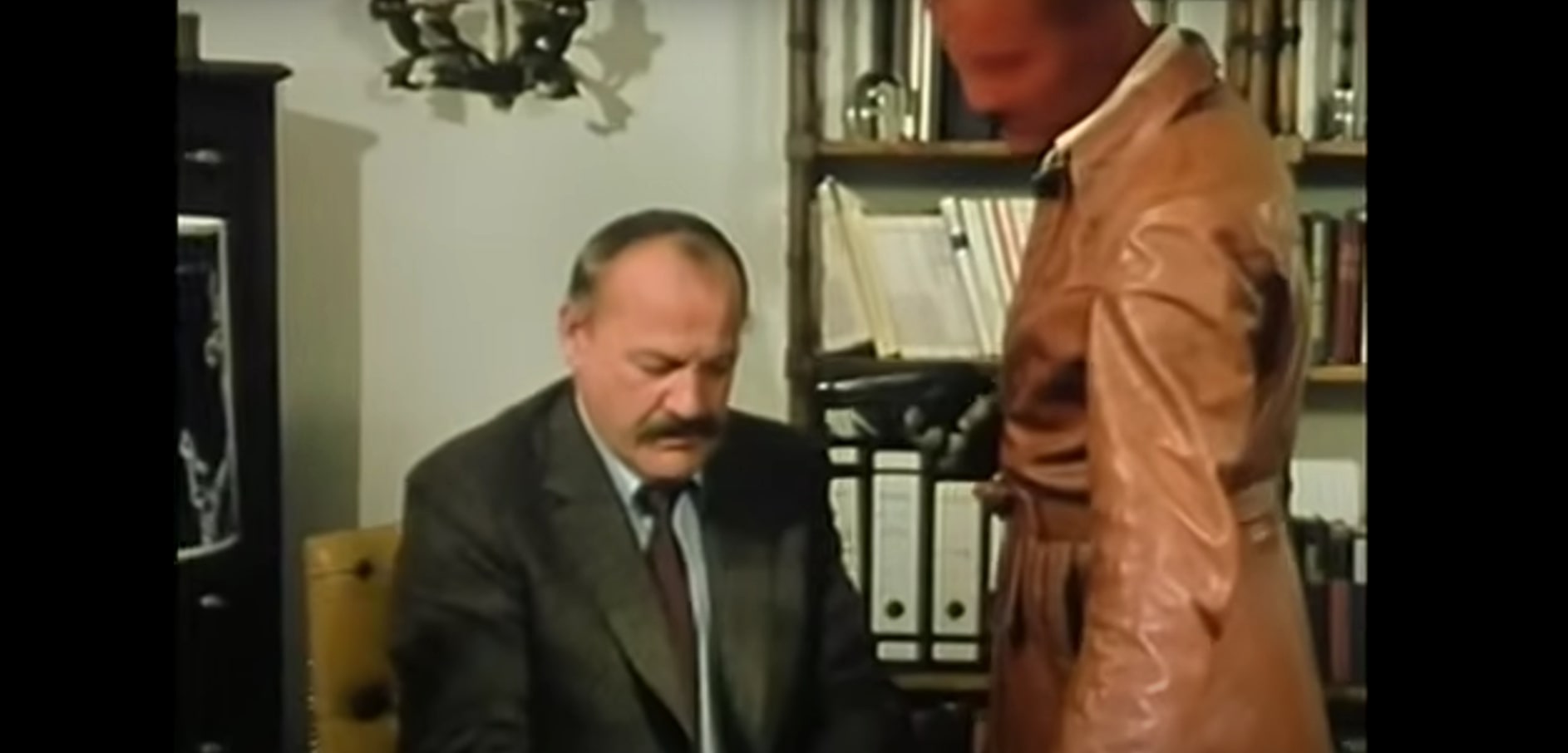 Mr Kessler avec le gangster dans l'épisode "L'ami de Kamilla" de la série Inspecteur Derrick