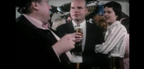 Hugo Hase avec deux autres personnes dans l'épisode "Un Mort sur la Voie Ferrée" de la série Inspecteur Derrick