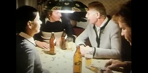 Harald Rohn chez la famille de la victime dans l'épisode "Le Diplomate" de la série Inspecteur Derrick