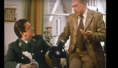 Un officier de police et Stephan Derrick dans l'épisode "L'homme de Portofino" de la série Inspecteur Derrick