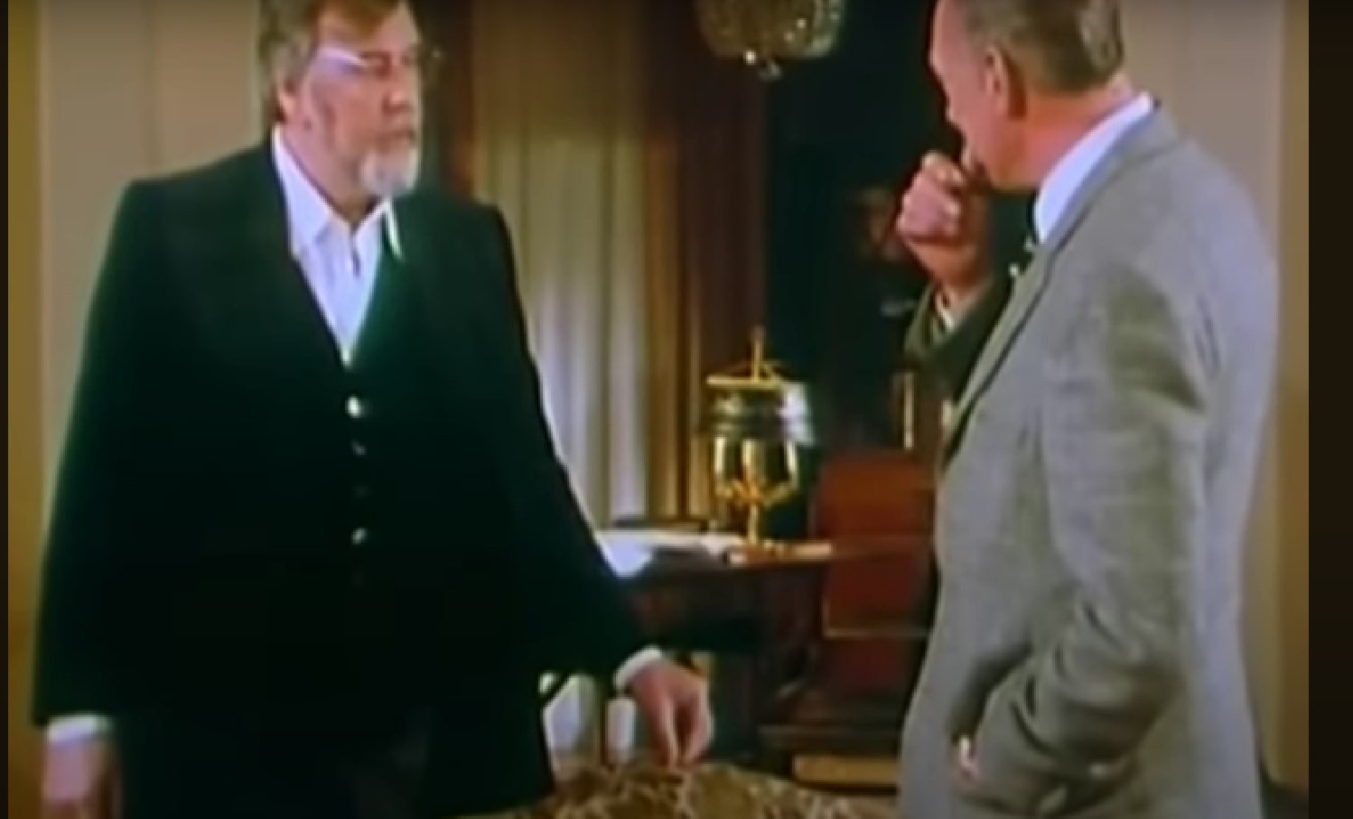 Bernhard Wicki et Horst Tappert dans l'épisode "Une nuit d'octobre" de la série Inspecteur Derrick