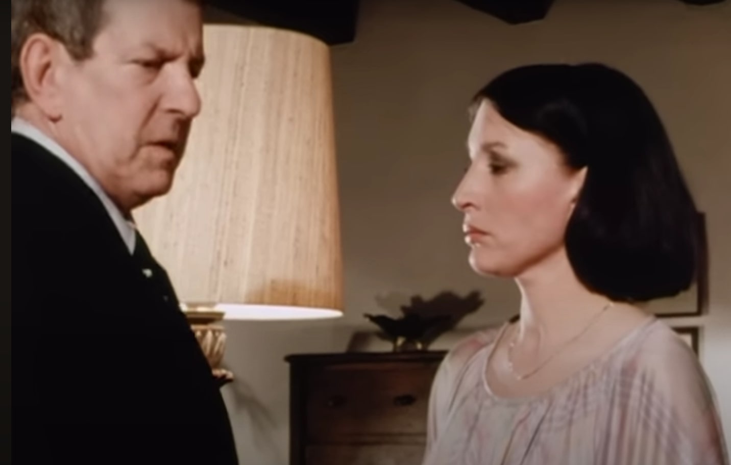 Ullrich Haupt et Christine Wodetsky dans l'épisode "Le père de Lisa" de la série Inspecteur Derrick