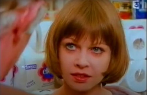 Helga Anders dans l'épisode "Pension de famille" de la série Inspecteur Derrick