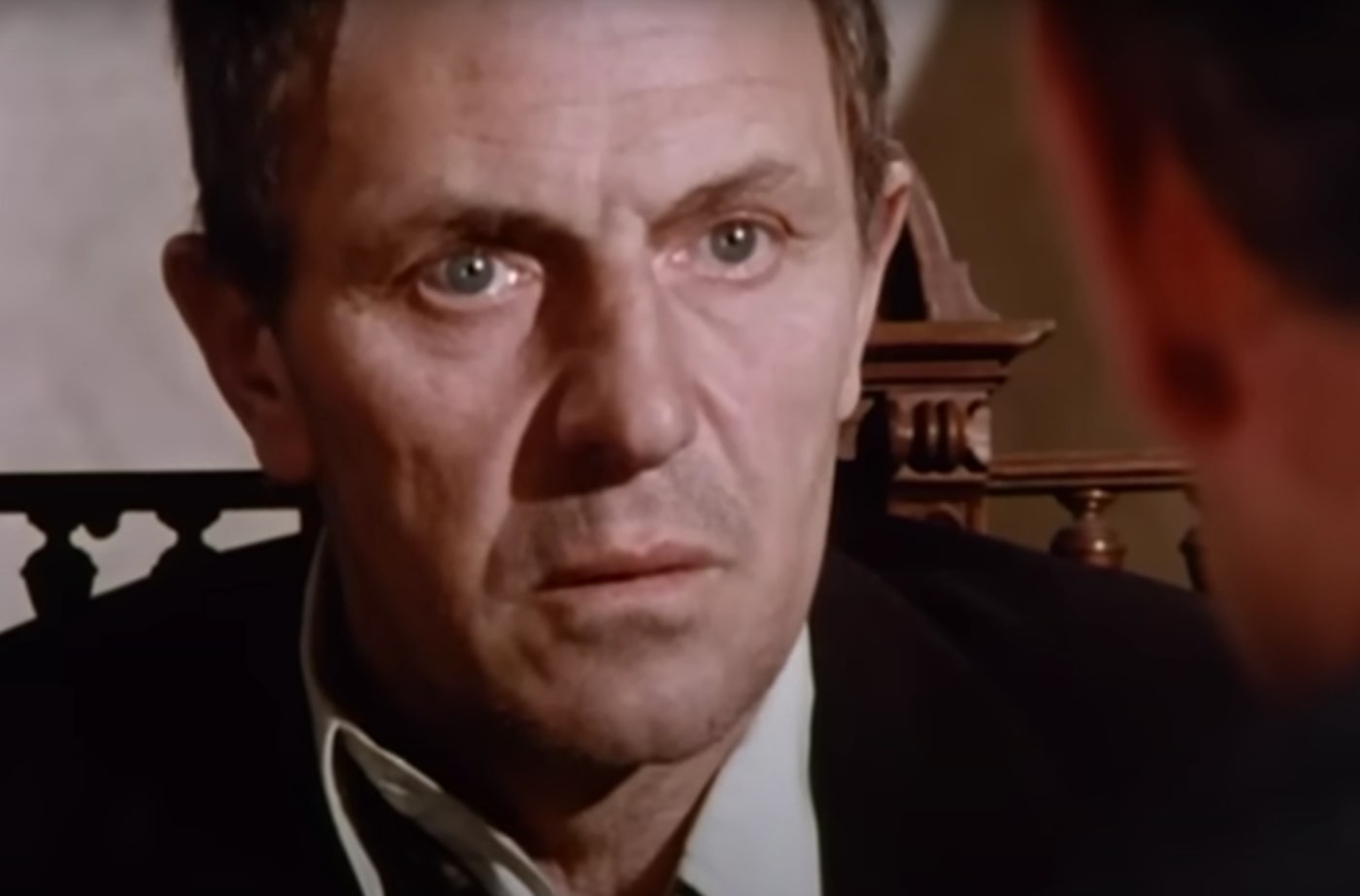 Heinz Bennent dans l'épisode "Le père de Lisa" de la série Inspecteur Derrick