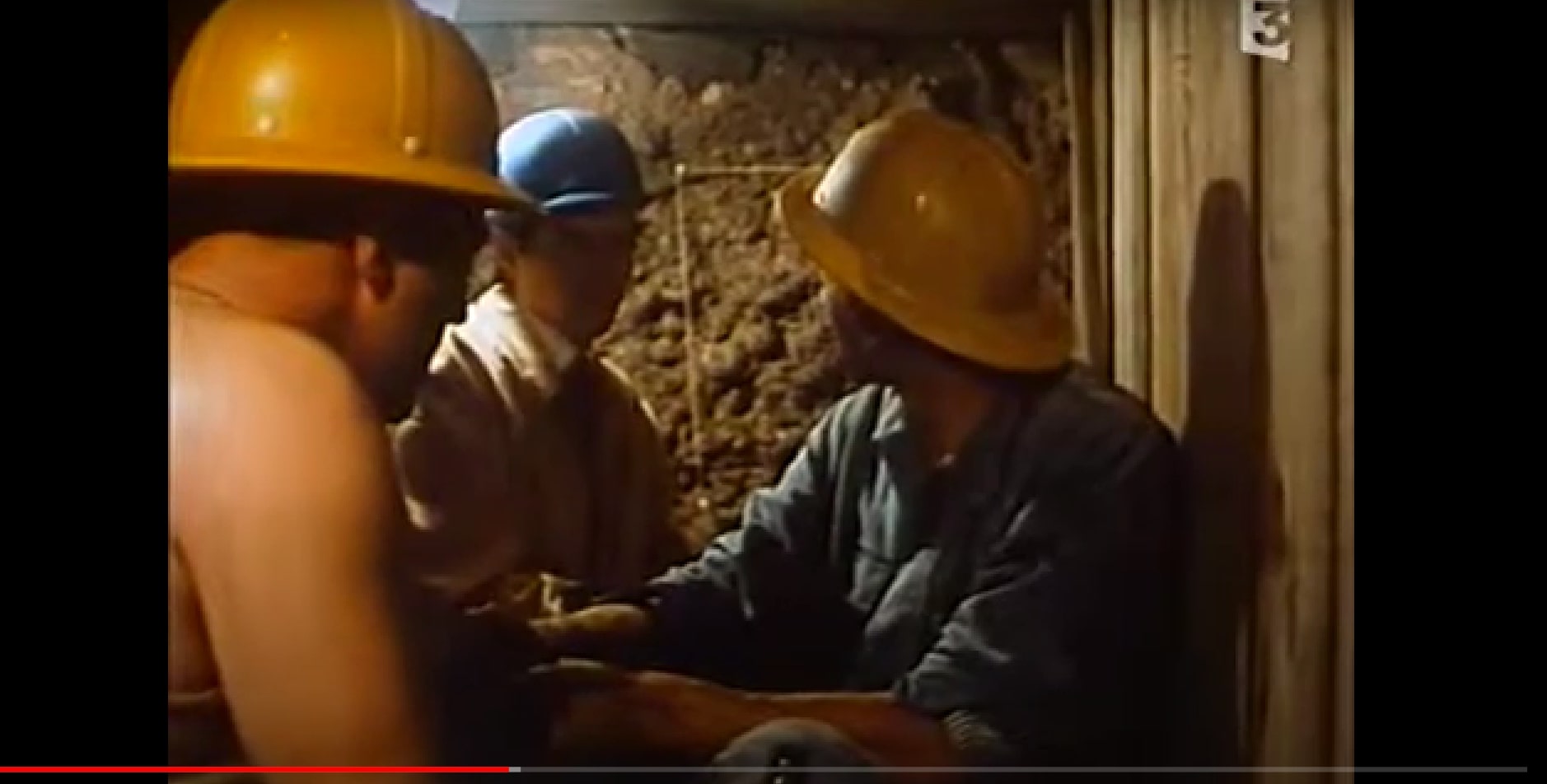 Cambrioleurs creusant un tunnel dans l'épisode "Un truc super" de la série Inspecteur Derrick