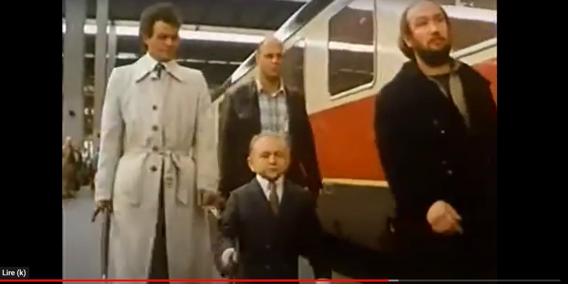 Le petit homme avec ses acolytes dans l'épisode "Un truc super" de la série Inspecteur Derrick