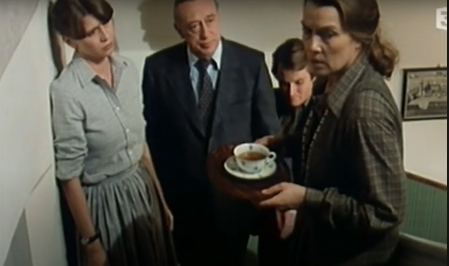 Lisa Kreuzer, Horst Tappert, Fritz Wepper et Eva Kotthaus dans l'épisode "Un petit coin tranquille" de la série Inspecteur Derrick.