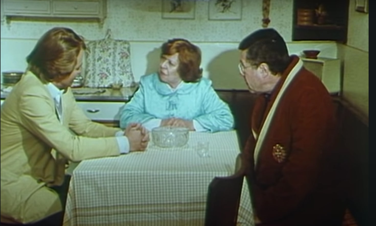 Fritz Wepper, Brigitte Mira et Dirk Dautzenberg dans l'épisode "L'ange de la mort" de la série Inspecteur Derrick.