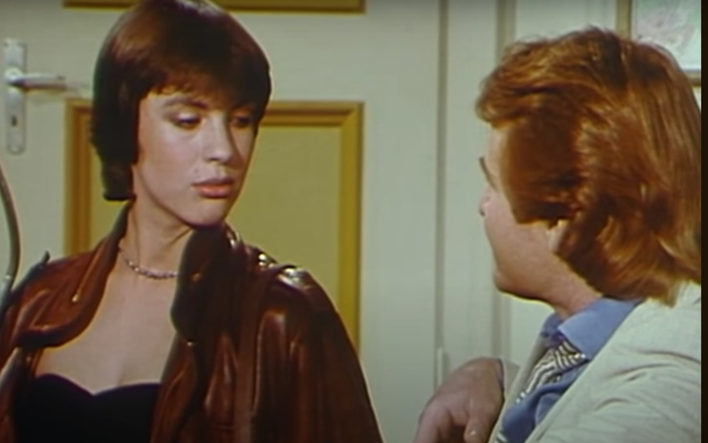 Sabine von Maydell et Fritz Wepper dans l'épisode "L'ange de la mort" de la série Inspecteur Derrick.