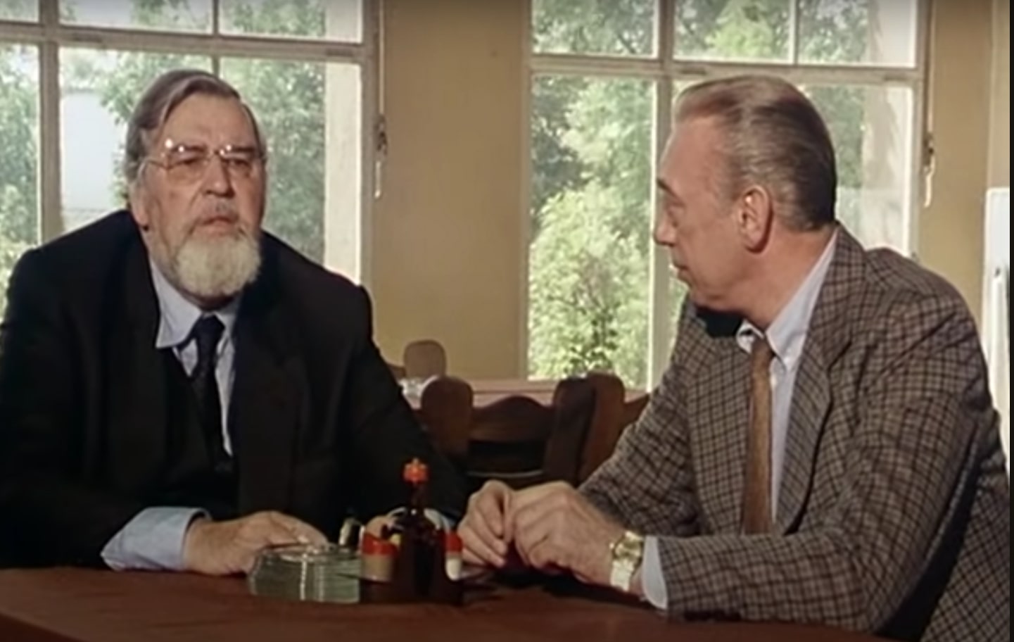 Bernhard Wicki et Horst Tappert dans l'épisode "Le témoin" de la série Inspecteur Derrick
