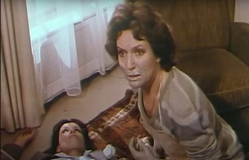 Ursula Lingen dans l'épisode "Lena" de la série Inspecteur Derrick.