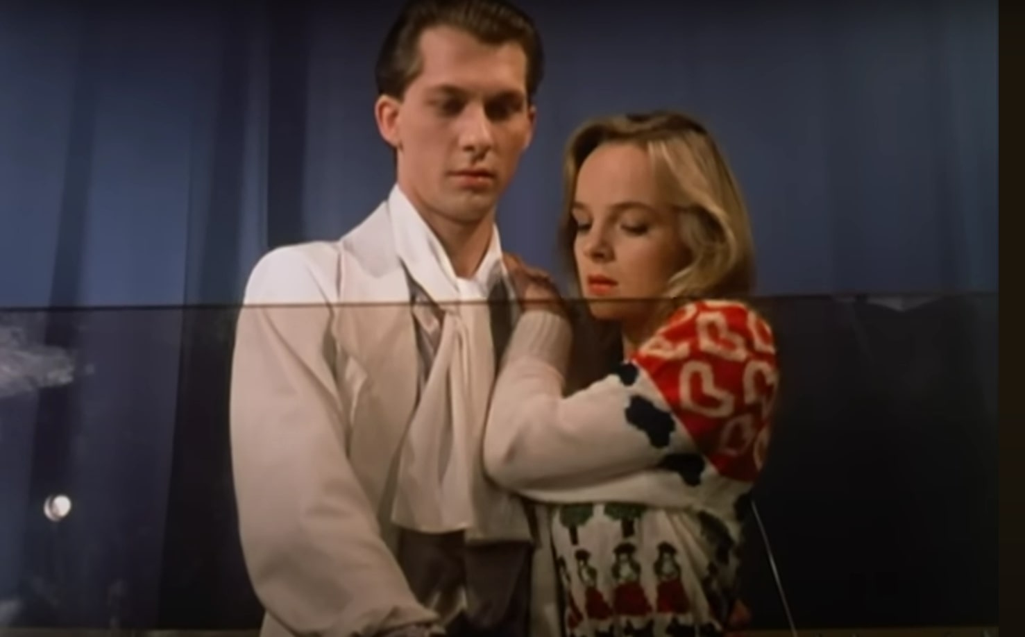 Thomas Schücke et Sissy Höfferer dans l'épisode "La sixième allumette" de la série Inspecteur Derrick