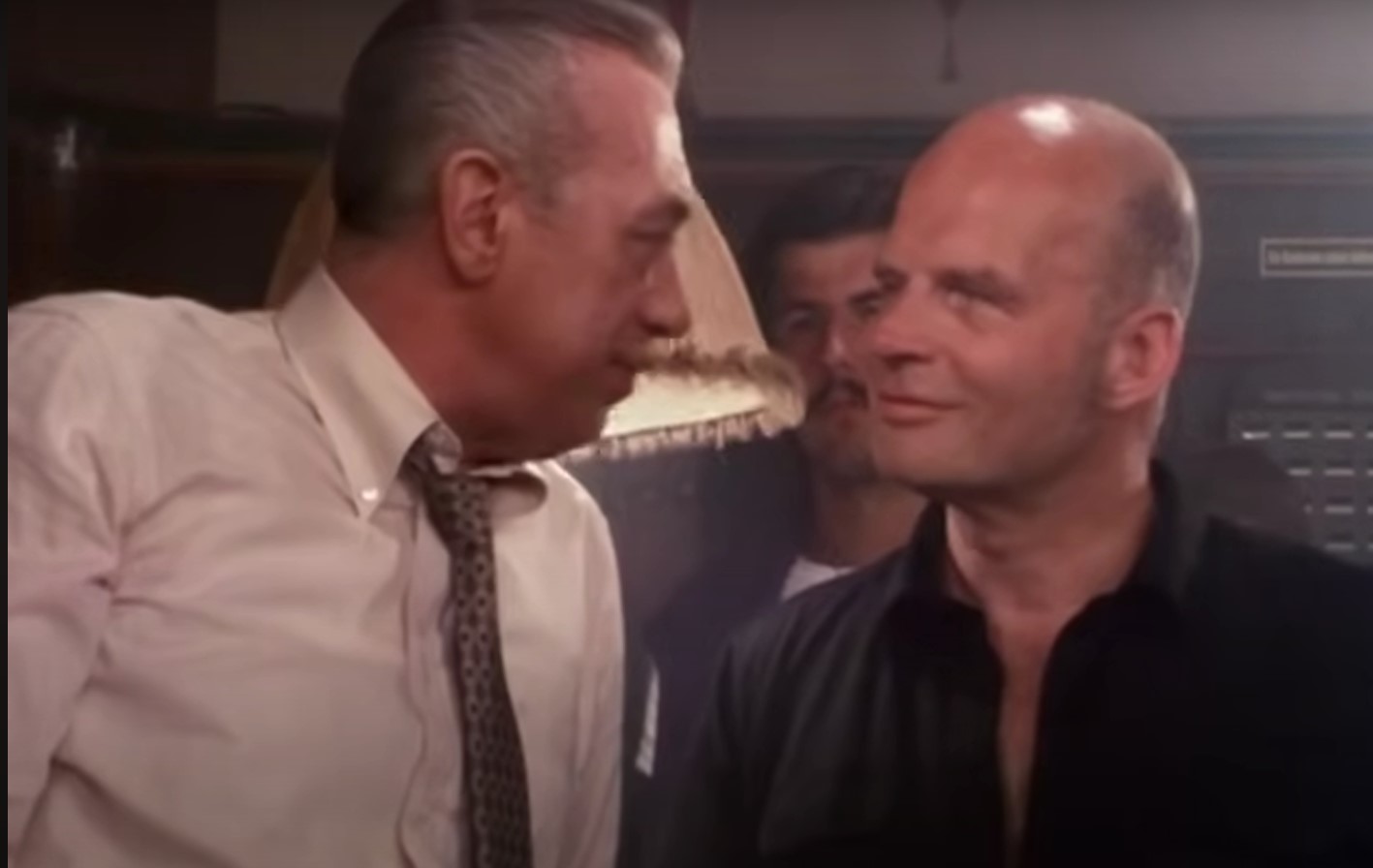 Horst Tappert et Peter Kuiper dans l'épisode "Le sous-locataire" de la série Inspecteur Derrick