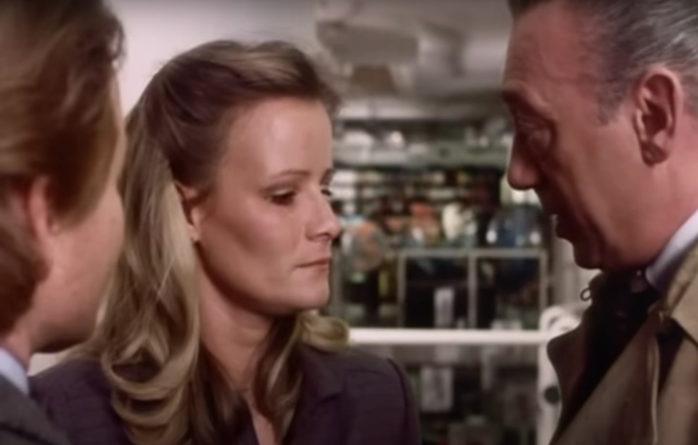 Claudia Rieschel et Horst Tappert dans l'épisode "Le canal" de la série Inspecteur Derrick