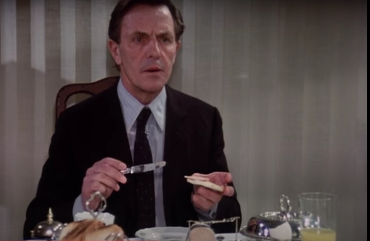 Heinz Bennent dans l'épisode "Un corps perdu" de la série Inspecteur Derrick