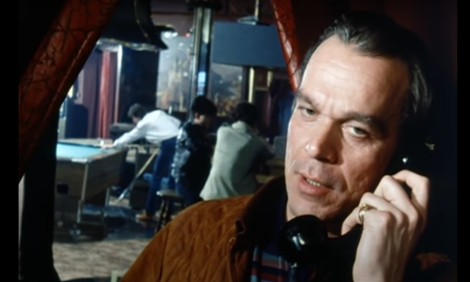 Dirk Galuba dans l'épisode "Un faux frère" de la série Inspecteur Derrick