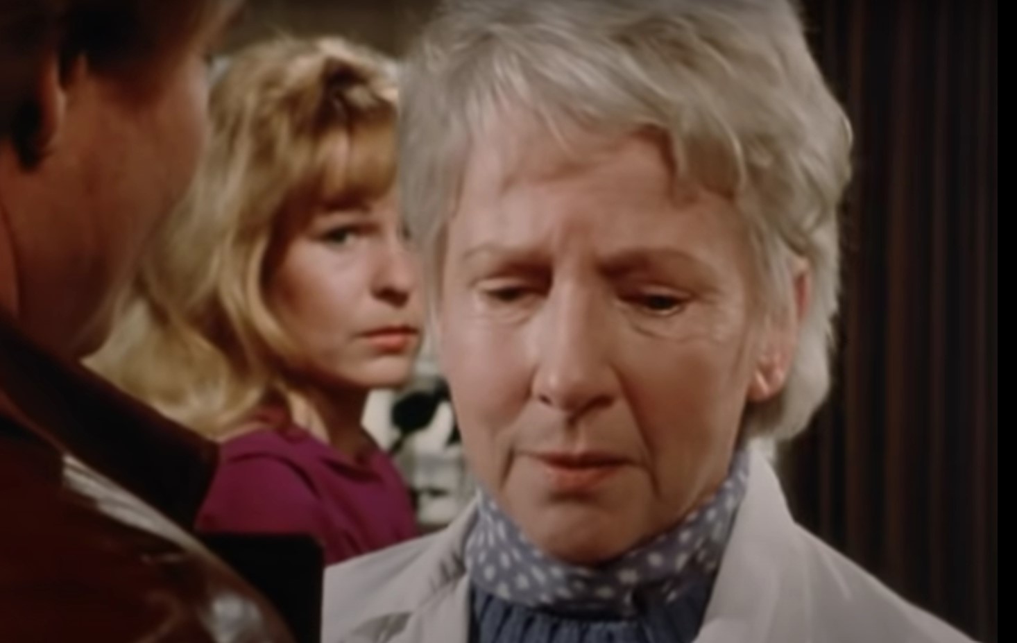 Elfriede Kuzmany dans l'épisode "L'alibi" de la série Inspecteur Derrick